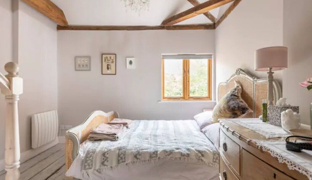Spacious, light apartment sleeps up to four