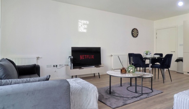 Spacious Modern 2BR In Wembley Stadium l Sleeps 8