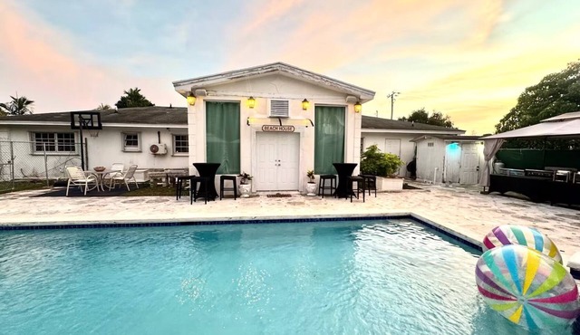 Spacious Poolside Getaway 10min Walk to the Beach