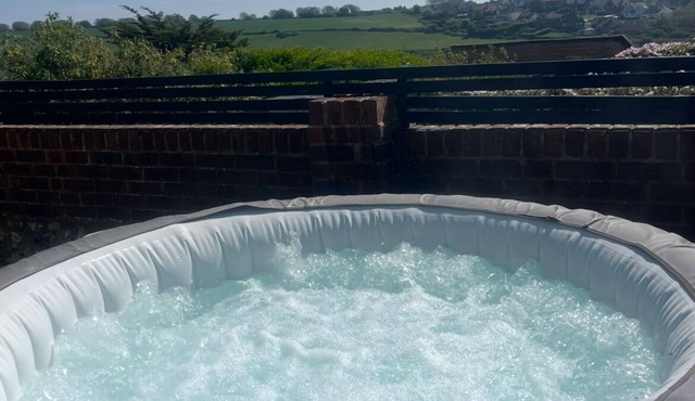 Spacious Retreat Private Hot Tub Sea/Downs views/patio 10min walk to Beach/Train