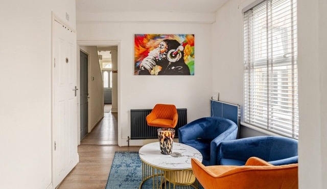 Spacious room w/Wifi + Kitchen 4