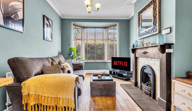 Spacious Stoke Townhouse 3BR Near Hospital & M6 with Parking