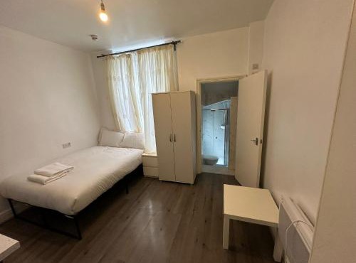 Spacious Studio on Wood Lane