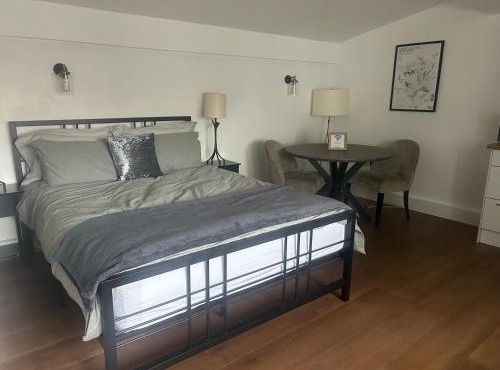 Spacious studio with great transport links and EV recharging
