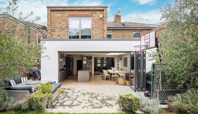 Spacious & Stylish Family Home With Lovely Garden