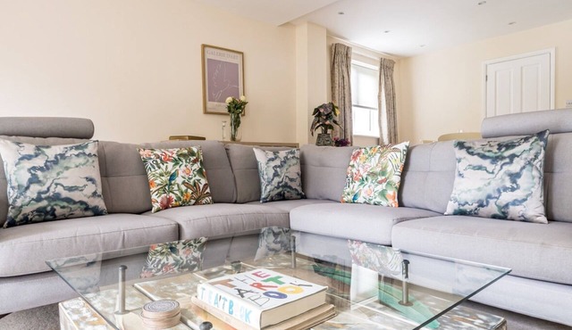 Spacious Surrey Family Home with Free Parking - Pass the Keys