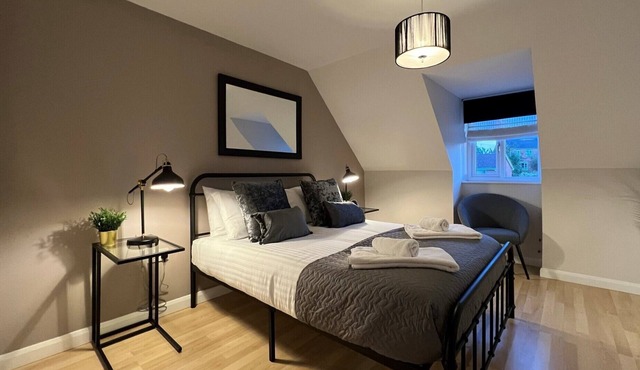 Spacious Townhouse with Parking
