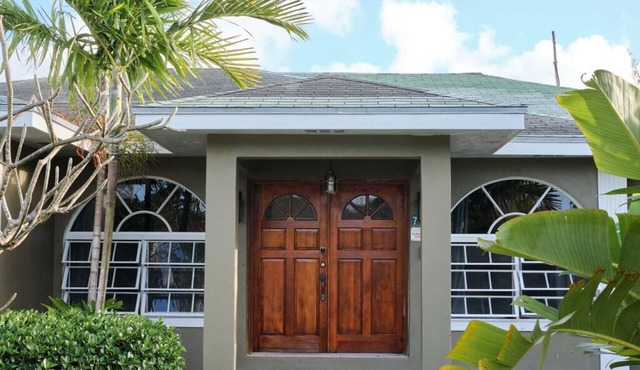 Spacious Tropical Getaway 🌴 - 3 mins away from the airport and beach