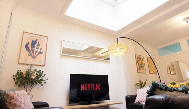Spacious two-bed apartment 100m from Trafalgar sqr