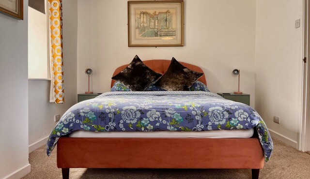 Spacious Two Bedroom Apartment with Parking