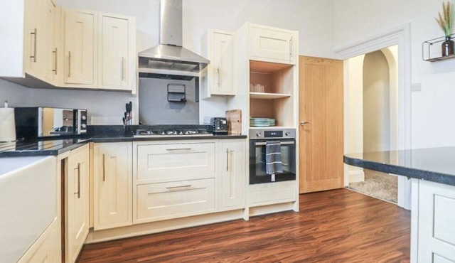Spacious Victorian Birkdale Apartment with private Garden