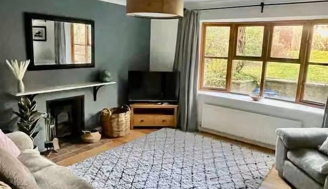 Spacious Village House near Oxford with Woodburner