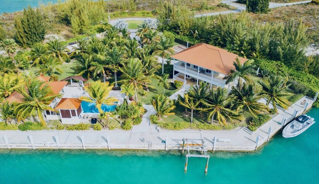 Sportsman's Paradise on the Grand Lucayan Waterway w/large dock, pool, cabana