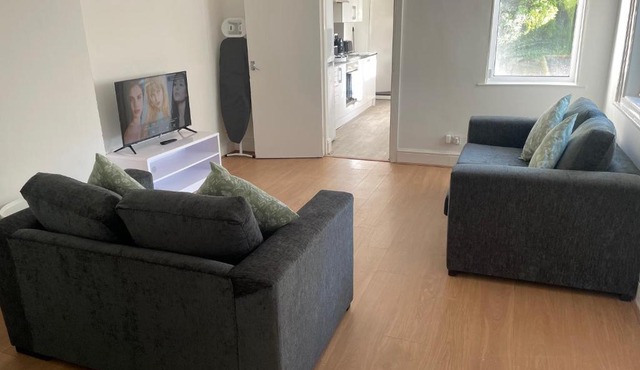 Spring Crescent Apartments - 2 Bed with Garden & Parking, Sleep 6