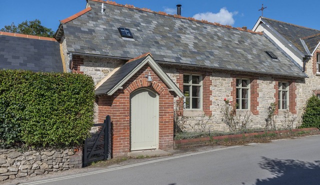 ST MARY'S CHAPEL, family friendly, with open fire in West Lulworth