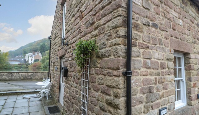 STABLE COTTAGE, pet friendly, with open fire in Cromford