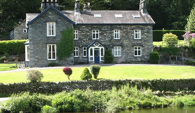 Stablemans Cottage, perfect riverside location between Ambleside & Rydal
