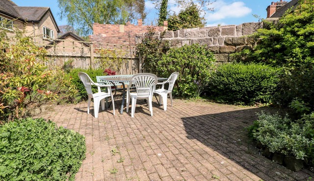 STAFFORDSHIRE KNOT COTTAGE, pet friendly, with open fire in Alton