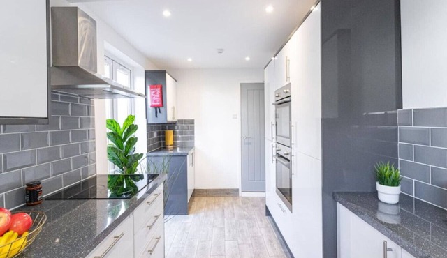 Stansted 1 | 6 Bedrooms | 2 and A Half Bath