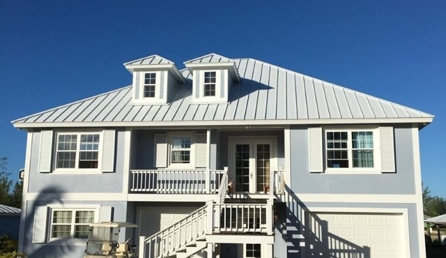 Starboard House: Spacious Canal Front Home close to Beach