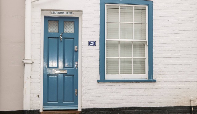 STARBOARD LIGHT, pet friendly, character holiday cottage in Lymington