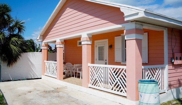 Starfish Cottage. FREE Golf Cart Included. Just 2 minute walk to the Beach