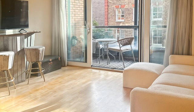 Stay in the heart of London - 1 Bedroom Flat with Balcony