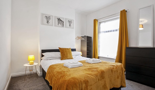 ⭑ Staywhenever LS- 4 Bedroom House | King Size Beds | Sleeps 9 ⭑