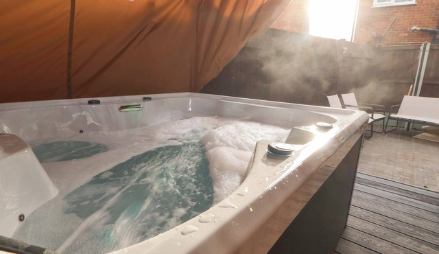 STEAM AND STAY @ HOOLE, pet friendly, with hot tub in Hoole