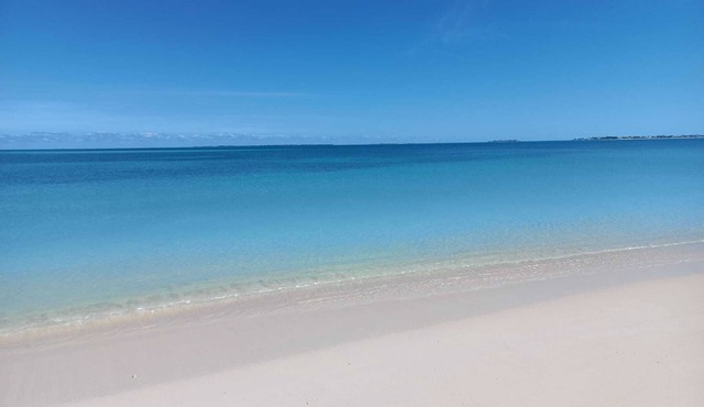 Steps away from Treasure Cay Beach with cabana & backup power