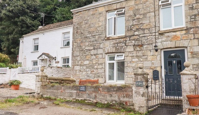 STILL WATERS, pet friendly, character holiday cottage in Pentewan