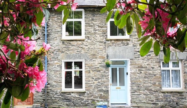 STONE COTTAGE AT STAVELEY, pet friendly, with open fire in Windermere