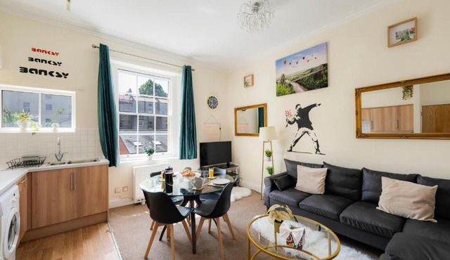 STR8BS8 Georgian 2-Bedroom Apartment, Clifton, Parking & Garden