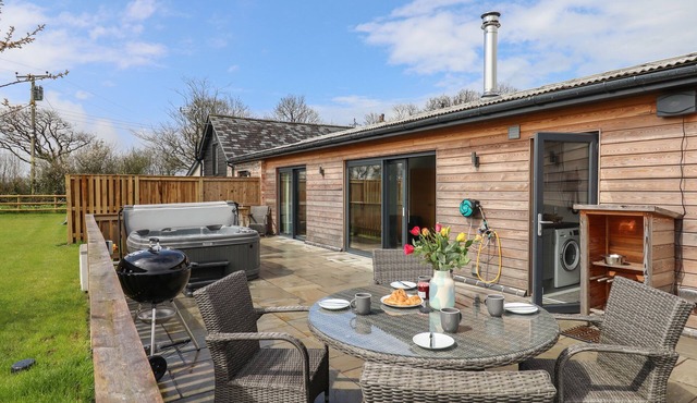 STRAWBERRY BANK - NUTHATCH, pet friendly, with hot tub in Bridgerule