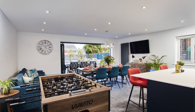 Stroll To Beach, Fire Pit & Games, Alfresco Dining