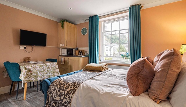 Studio Apartment, centre of Tavistock, Devon Four