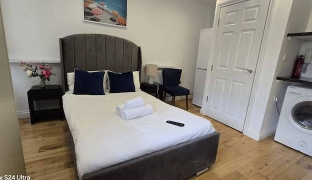Studio Flat 4 in Camden Parkway