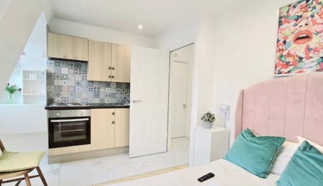 Studio Flat 9 in Camden Parkway