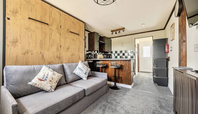 Studio Sleeps 2 with Parking and Garden