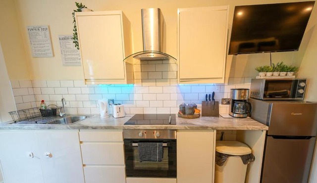 Studio with additional sofa bed - Eastbourne