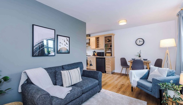 Stunning 1 Bed Flat, Perfect for Business in Crewe