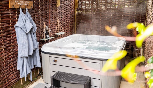 Stunning 2 bed holiday home by the sea with 5 person hot tub