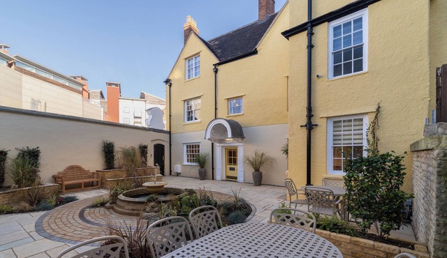 Stunning 2 bed historic townhouse in Oxfords heart