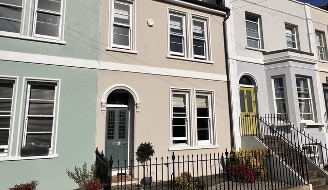 Stunning 2 Bed Townhouse with Patio in Cheltenham