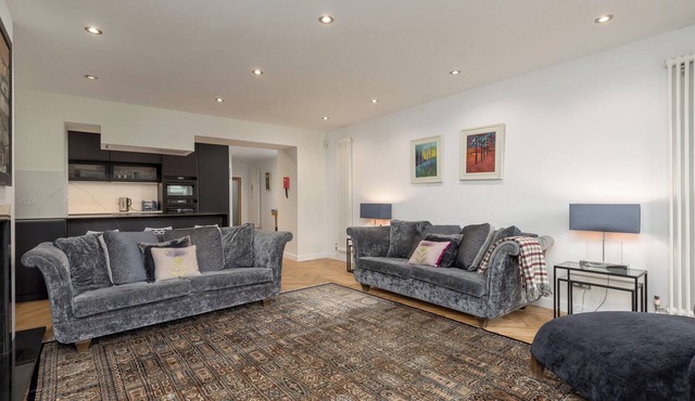 Stunning 3-bedroom apartment in the heart of Edinburgh's city centre. Sleeps 6.