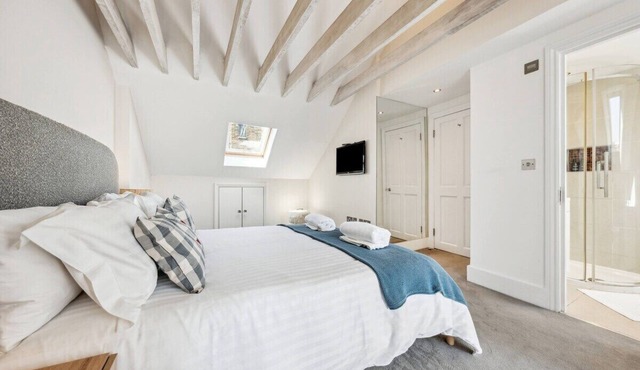 Stunning 3-Bedroom Apartment in Hampstead