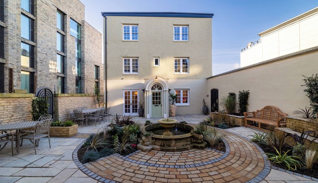 Stunning 4 bed historic townhouse in Oxfords heart