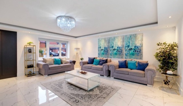 Stunning 5 Bedroom, 3 Bathroom Home in Windsor