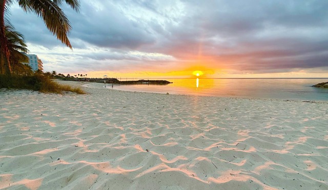 Stunning 5 BR Home-60 steps to beach! Tennis-Pickleball- Resort Club