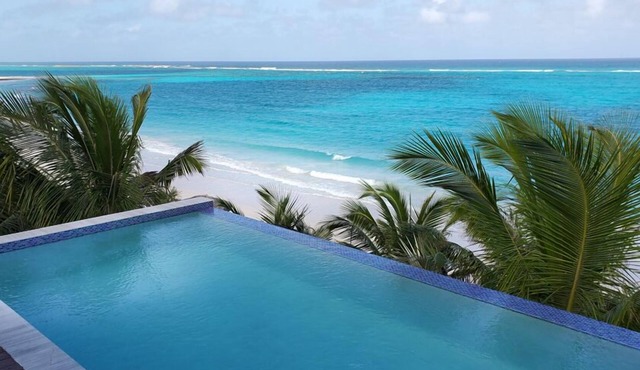 Stunning Beachfront House, Walk to Tippys! Pool Table, Foosball, POOL!